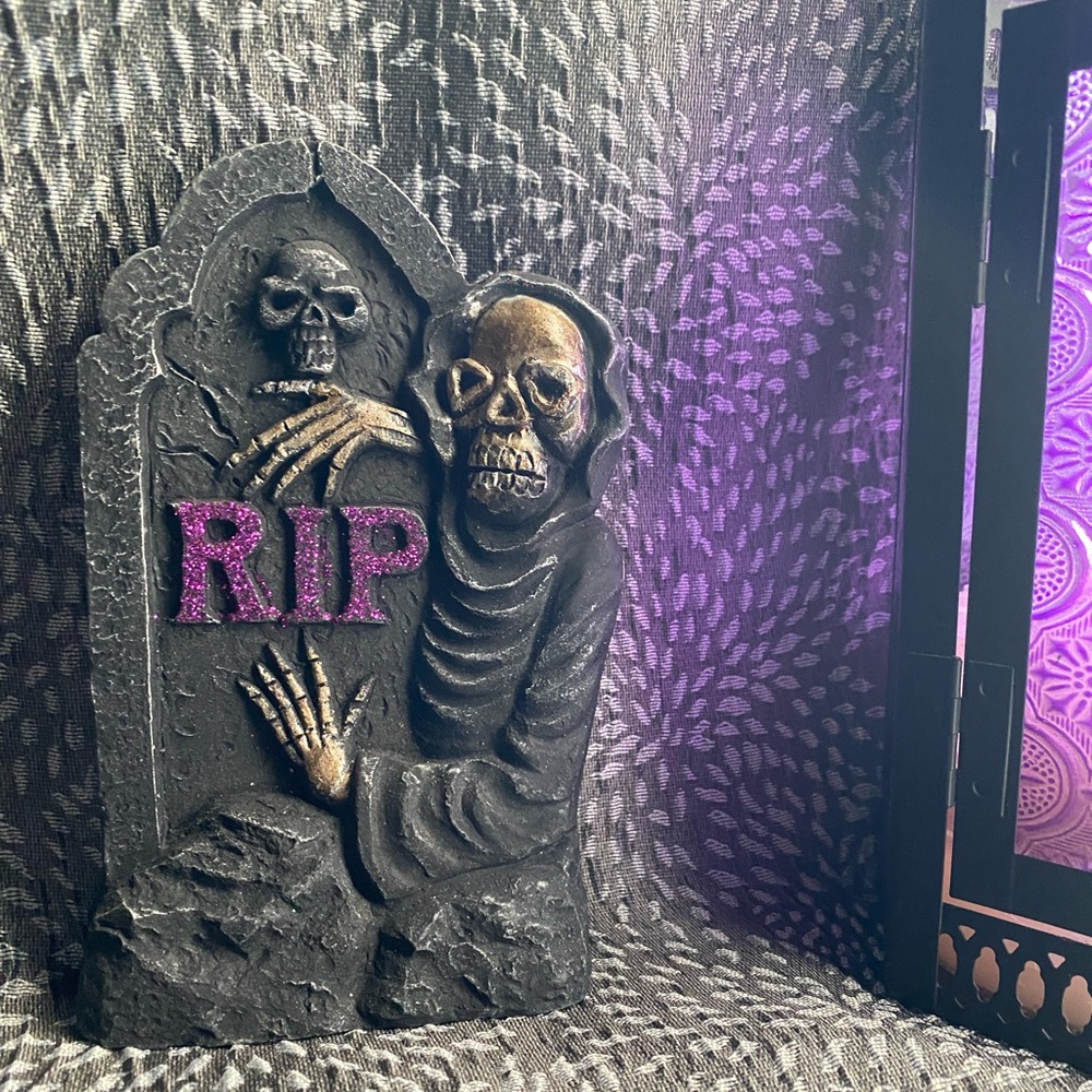 6” tall Halloween decoration grave headstone with skeleton